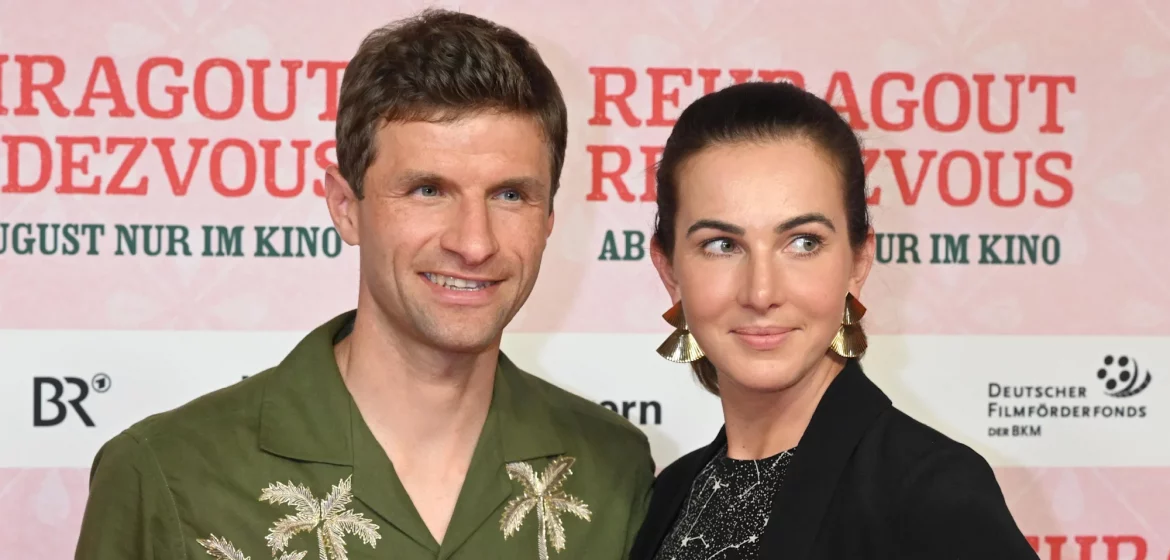 Thomas Müller und seine Ehefrau Lisa haben sich nach 17 Jahren Ehe getrennt. Der Fußballstar spielt inzwischen in der MLS, Lisa blieb in Bayern.