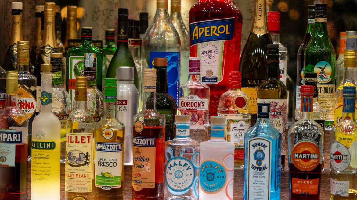 Deutschland plant ab dem 1. Januar 2027 höhere Steuern auf Spirituosen, Sekt und alkoholhaltige Mischgetränke. Alle wichtigen Änderungen im Überblick.