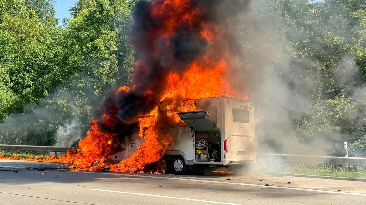 Ein Wohnmobil eines schwedischen Ehepaars ist auf der A8 bei Irschenberg vollständig ausgebrannt. Die Autobahn Richtung München war rund 90 Minuten gesperrt.