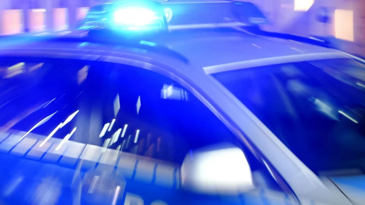 Ein 19-Jähriger wurde bei einem Messerangriff in Berlin-Hellersdorf schwer verletzt. Nach mehreren Stichverletzungen musste der junge Mann notoperiert werden.