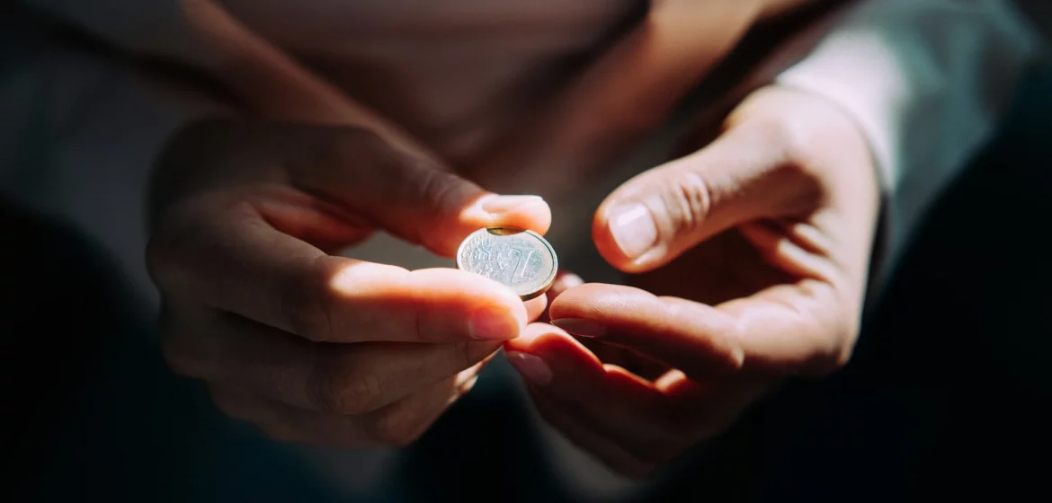 Immer mehr Menschen in Deutschland zahlen kontaktlos. Der Rückgang von Bargeld verändert den Einzelhandel, Banken und das Zahlungsverhalten der Verbraucher.