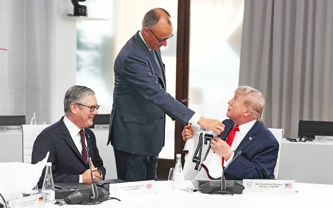Friedrich Merz überreicht Donald Trump beim G7-Gipfel ein DFB-Trikot mit der Nummer 47 und gratuliert dem US-Präsidenten zu seinem 80. Geburtstag.