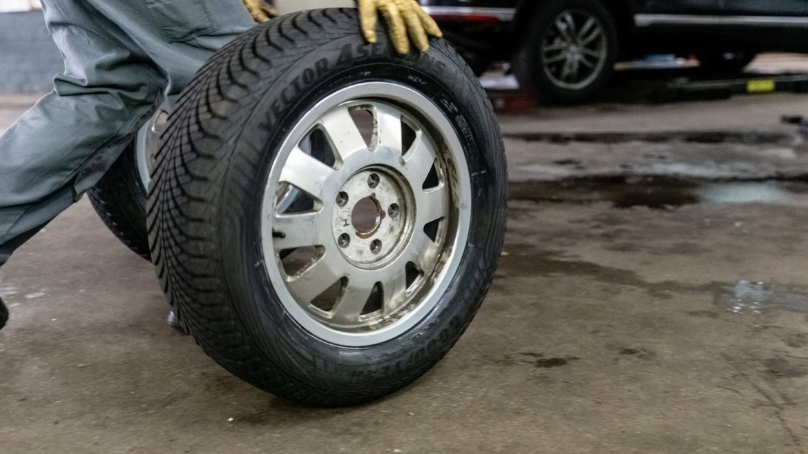 ADAC hat 16 Ganzjahresreifen für Kleinwagen getestet. Die Hälfte wurde nicht empfohlen, fünf Modelle gelten aufgrund von Sicherheitsmängeln als ungeeignet.