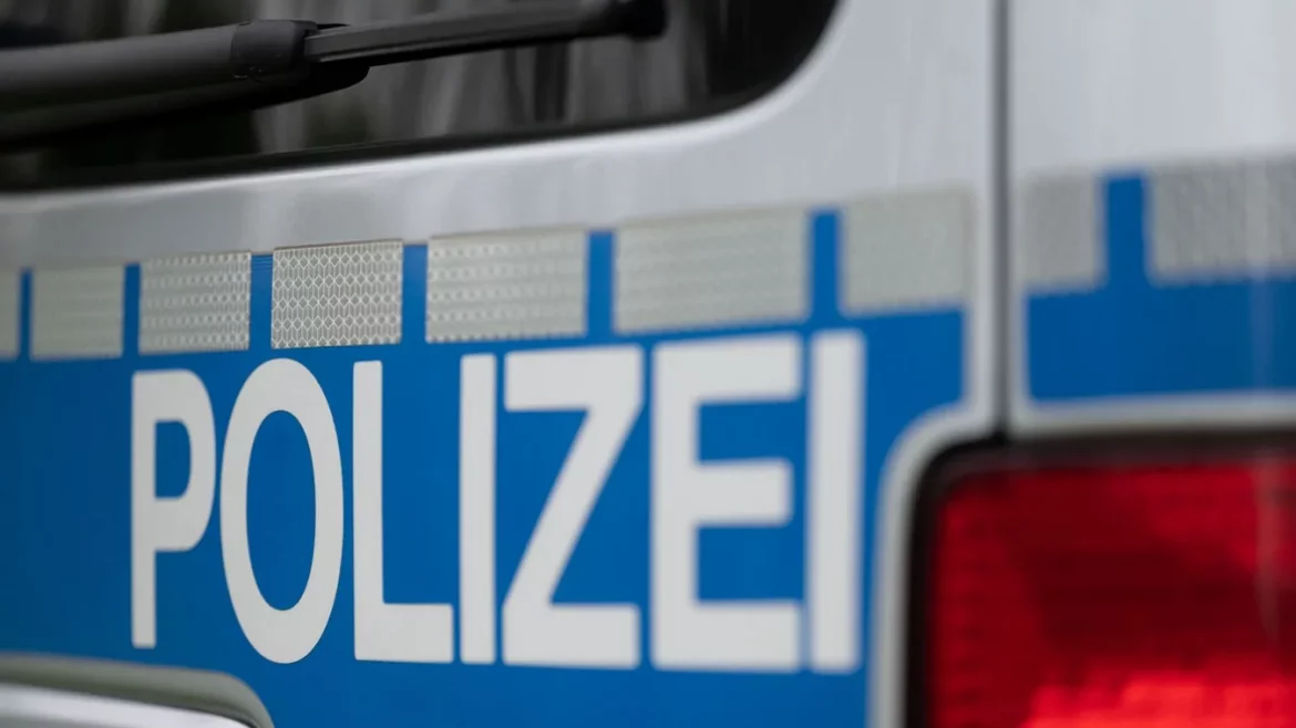 In Deutschland ist ein 20 Monate altes Mädchen gestorben, nachdem es mehrere Stunden in einem geparkten Auto zurückgelassen wurde. Die Ermittlungen laufen.