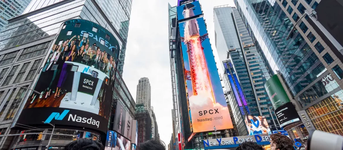 SpaceX will nach dem Rekord-IPO weitere 20 Milliarden Dollar über Anleihen aufnehmen. Geplant sind Investitionen in KI, Rechenzentren und Infrastruktur.