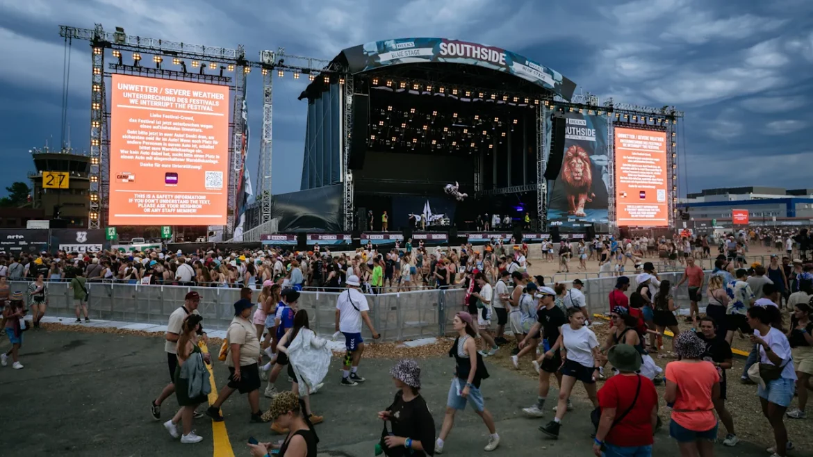 Das Southside-Festival in Deutschland wurde wegen eines schweren Gewitters unterbrochen. Nach einer mehrstündigen Pause lief das Event mit geändertem Programm weiter.