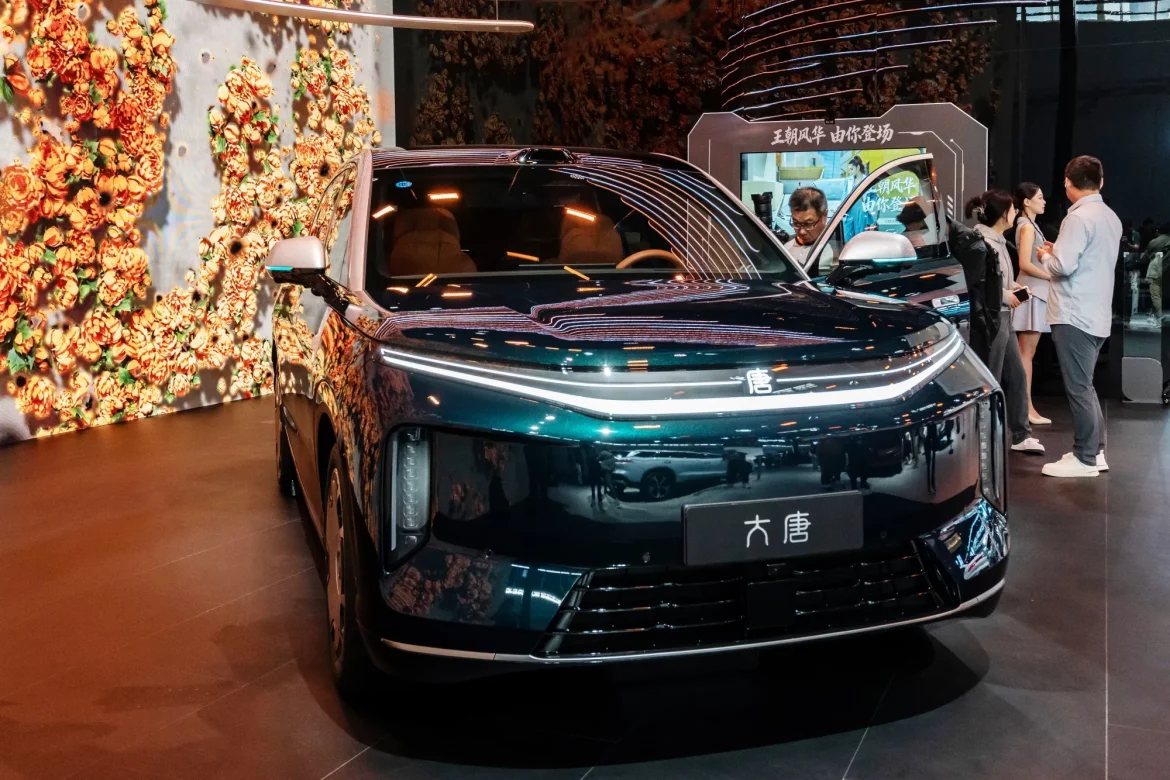 BYD bringt den elektrischen Great Tang nach Europa. Der SUV erhielt in China bereits mehr als 150.000 Bestellungen und soll die Expansion des Herstellers beschleunigen.