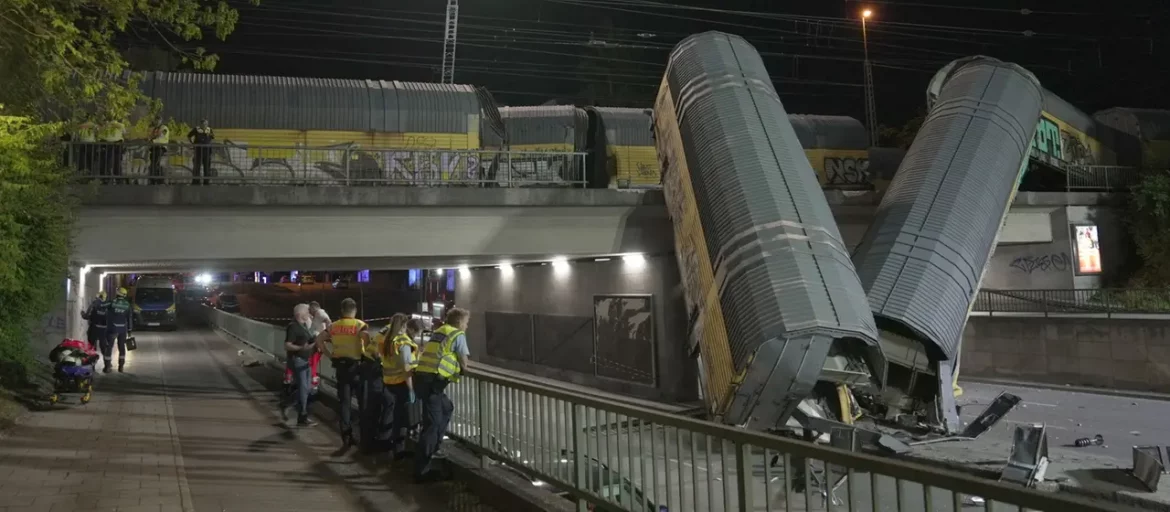 In München sind nach der Kollision zweier Güterzüge zwei Waggons von einer Brücke gestürzt. Eine Person kam ums Leben, die Unfallursache wird untersucht.