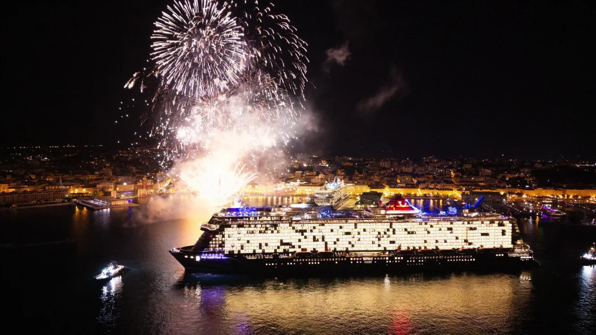 In Triest wurde die Mein Schiff Flow feierlich getauft. Das neue Kreuzfahrtschiff von TUI Cruises bietet Platz für fast 4.000 Passagiere und nutzt Bio-LNG.