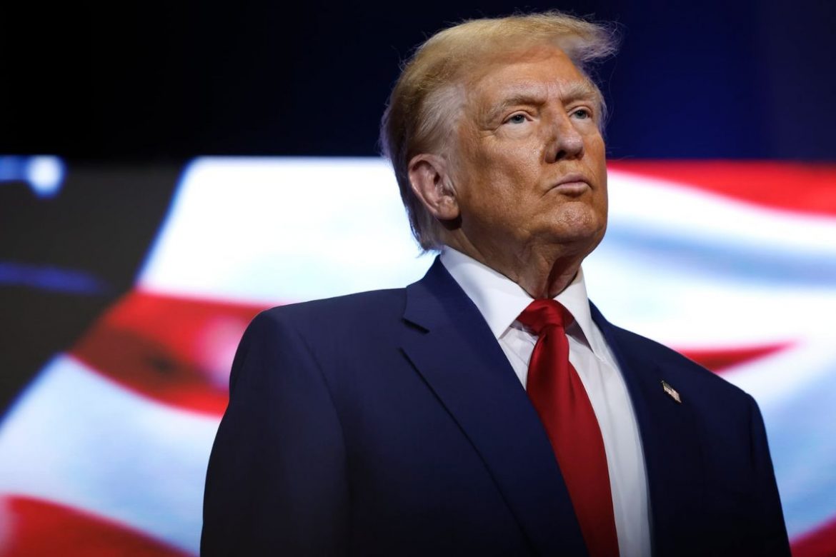 Donald Trump plant, seinen 80. Geburtstag mit einem UFC-Turnier im Weißen Haus zu feiern. Gleichzeitig zeigen Umfragen einen Rückgang des Vertrauens der Amerikaner in seine Führungsqualitäten.