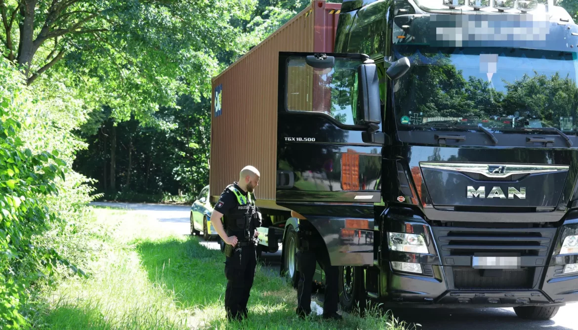 Ein Lkw-Fahrer wurde auf dem Rastplatz Stilhorn-Ost in Hamburg tot in seiner Fahrerkabine gefunden. Die Polizei ermittelt, die Todesursache wird untersucht.