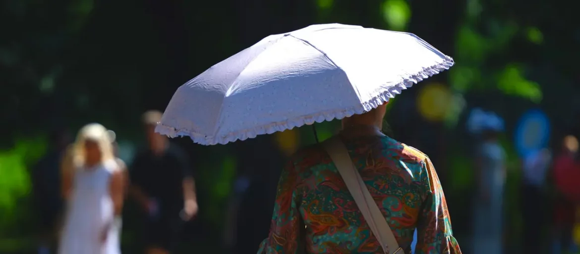 Deutschland erreicht mit 41,3 Grad Celsius einen neuen Temperaturrekord. Der DWD warnt vor extremer Hitze, Tropennächten sowie Gewittern am Wochenende.