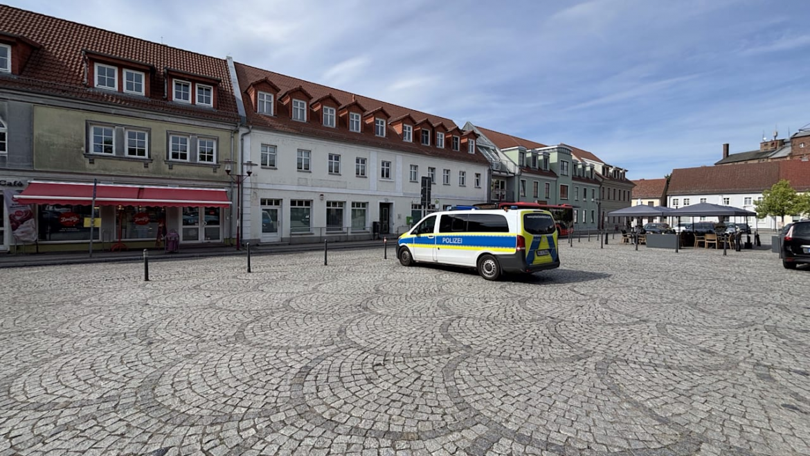 Nach dem Fund eines toten Säuglings in Brandenburg wurden die Eltern freigelassen. Die Obduktion ergab keine Hinweise auf Gewalt, die Ermittlungen laufen weiter.