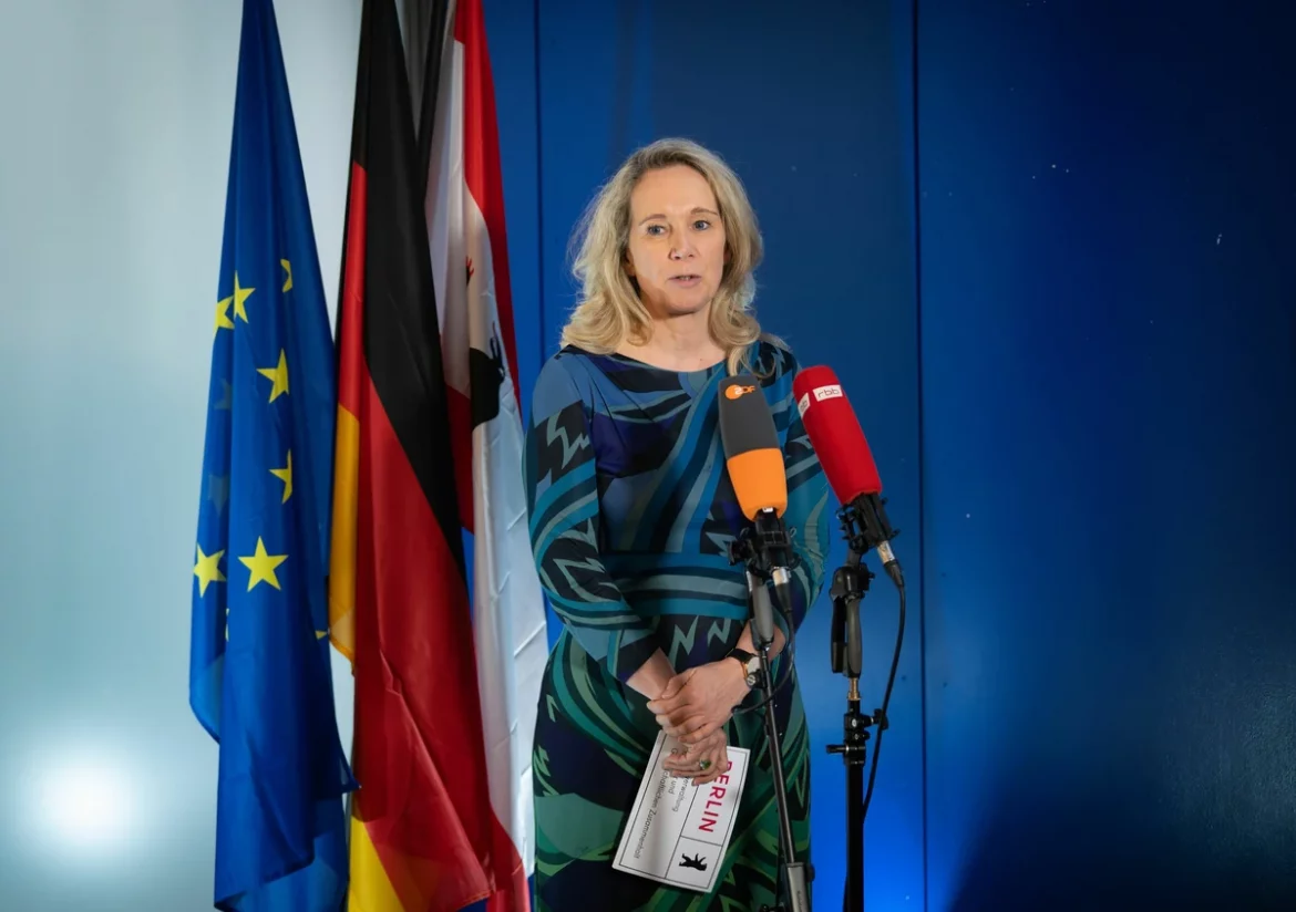 Die Berliner Staatsanwaltschaft ermittelt gegen Sarah Wedl-Wilson wegen 2,6 Mio. Euro Fördermitteln gegen Antisemitismus. Gegen Joe Chialo droht eine Klage.