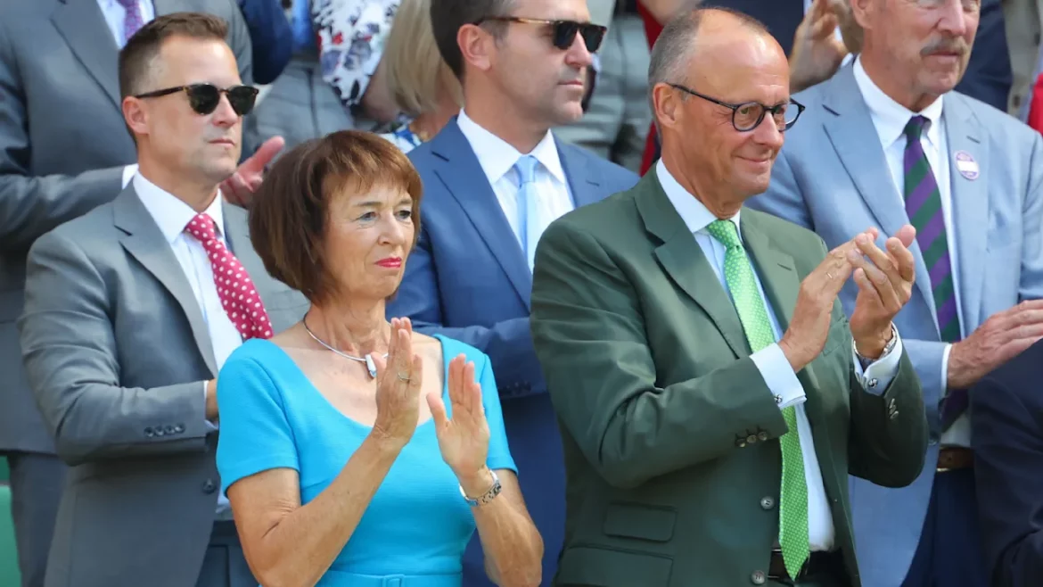 Friedrich Merz besucht mit Ehefrau Charlotte das Wimbledon-Finale zwischen Zverev und Sinner und sitzt dabei nahe Prinz William.