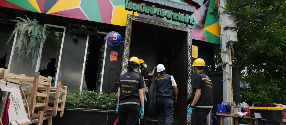 Bei einem Brand in einer Bar in Bangkok starben 27 Menschen, 63 wurden verletzt. Ermittler prüfen Elektrik, Baumaterialien und Notausgänge.