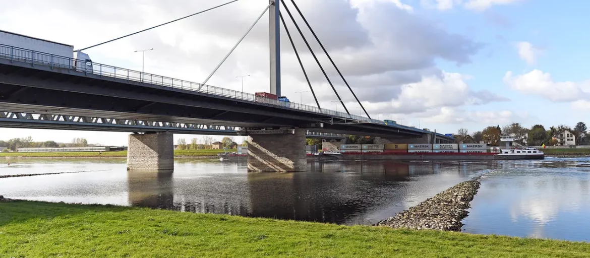 Der niedrige Rheinpegel begrenzt Schiffsladungen, drosselt Kraftwerke und belastet Industrie sowie Ökosystem. Die Folgen des Niedrigwassers im Überblick.