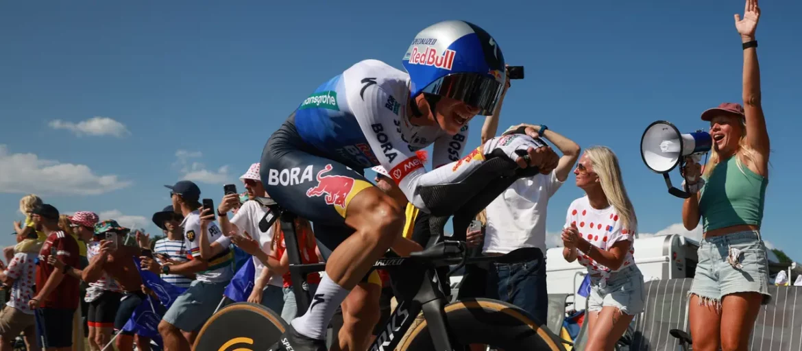 Florian Lipowitz bricht sich bei einem Sturz auf der 16. Tour-Etappe das Schlüsselbein und scheidet aus. Remco Evenepoel gewinnt das Zeitfahren.