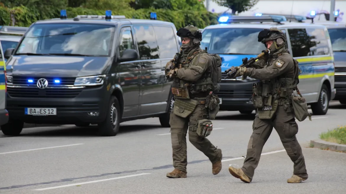 In Regensburg nahm die Polizei einen 20-jährigen Angreifer nach einer Geiselnahme in einer Bank fest. Ein Mann starb nach einer Messerattacke.