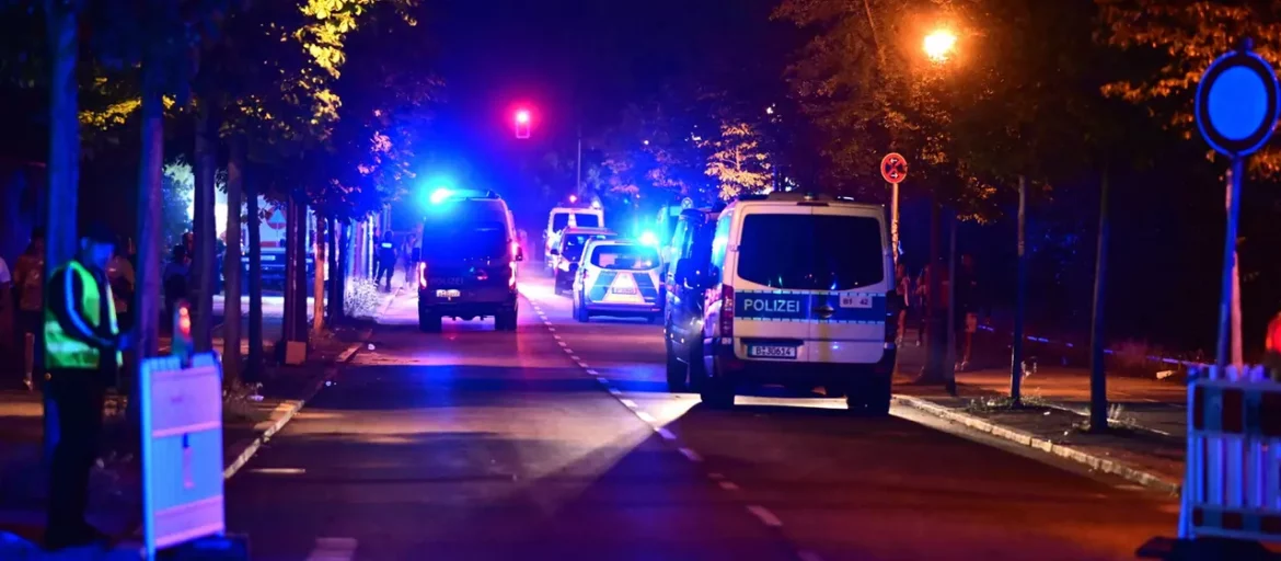 Auto fährt beim Berliner CSD in eine Menschenmenge. Die Parade wurde abgebrochen, mehrere Personen wurden verletzt, die Polizei fahndet.