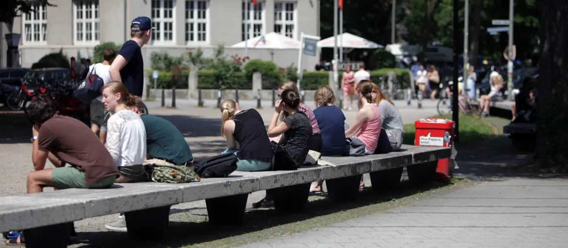 In Deutschland stehen zehn Begriffe für das Jugendwort 2026 zur Wahl. Das bedeuten 67, Digga, Crashout, Ragebait, Schere und süper.