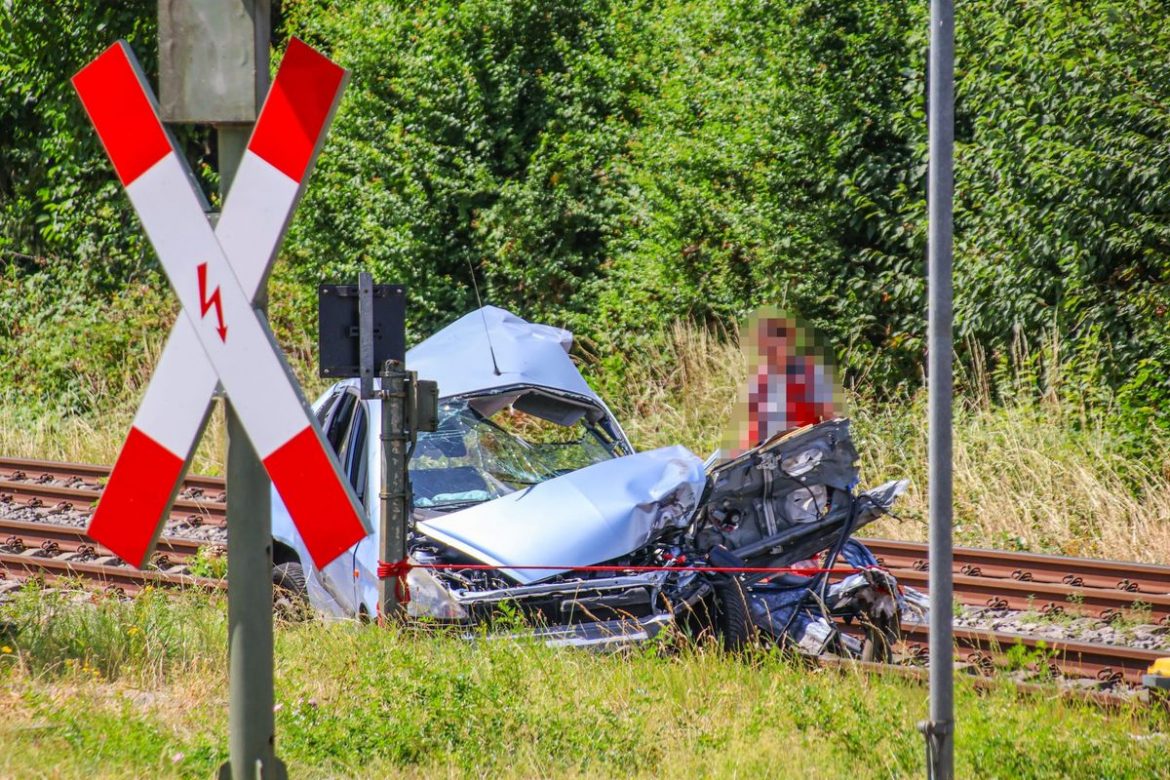 Bei Gengenbach ist ein Zug an einem Bahnübergang mit einem Auto kollidiert. Der Autofahrer starb, die Passagiere blieben unverletzt.
