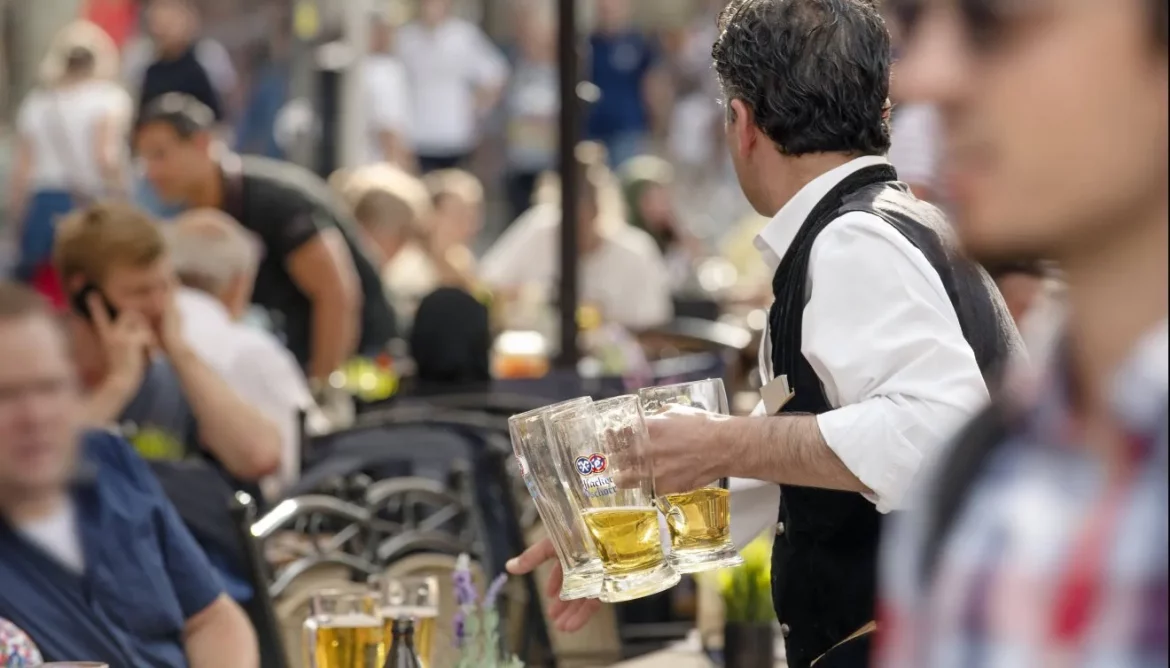 Deutschland diskutiert das Ende der Minijob-Privilegien. Beschäftigte fürchten weniger Einkommen, Handel und Gastronomie warnen vor Personalmangel.