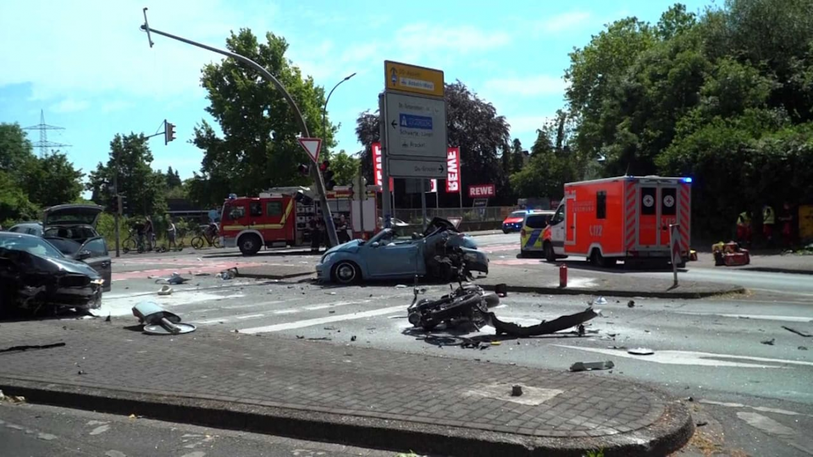 In Dortmund prallte ein BMW in einen Volkswagen Beetle und ein Motorrad. Eine 53-jährige Frau starb, zwei weitere Menschen wurden leicht verletzt.