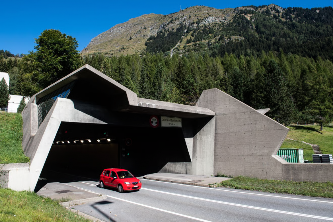 Ein Deutscher raste mit 171,8 km/h durch den Gotthardtunnel und überholte 21 Fahrzeuge. In der Schweiz drohen ihm Haft und Fahrverbot.
