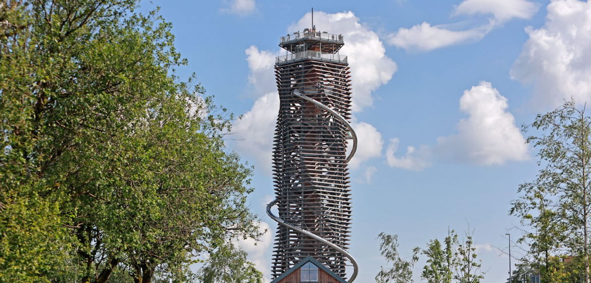 In Altenau starben zwei Erwachsene und ein Kind nach einem Sturz vom Harzturm. Die Polizei untersucht die Hintergründe der Tragödie im Harz.