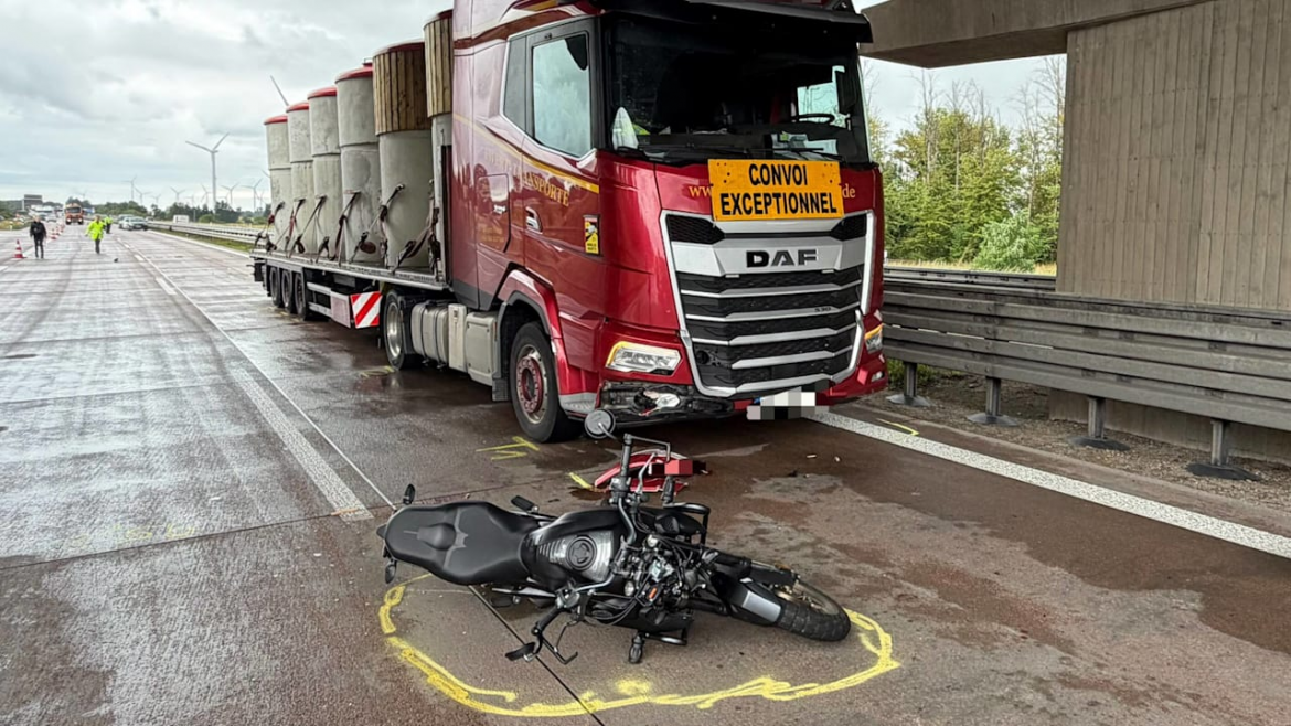 Auf der A24 bei Neuruppin starb eine 16-jährige Fahrschülerin. Sie stürzte auf nasser Fahrbahn mit dem Motorrad und wurde von einem Lastwagen erfasst