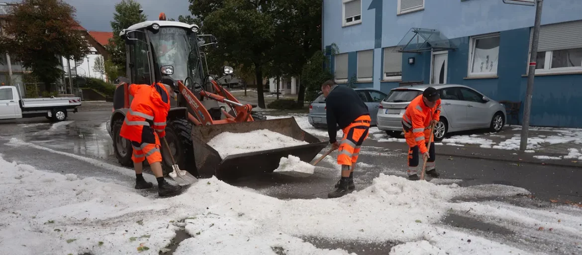 Schwere Unwetter treffen Deutschland, die Schweiz und Italien. Dutzende Menschen werden verletzt, Häuser, Fahrzeuge und Bahnstrecken beschädigt.
