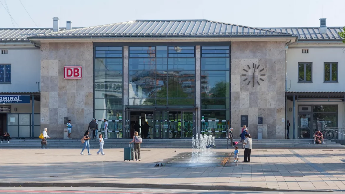 Am Bahnhof Rosenheim starb eine 31-jährige Touristin aus Irland nach einem Messerangriff. Der Verdächtige wurde festgenommen, die Polizei sucht Zeugen.