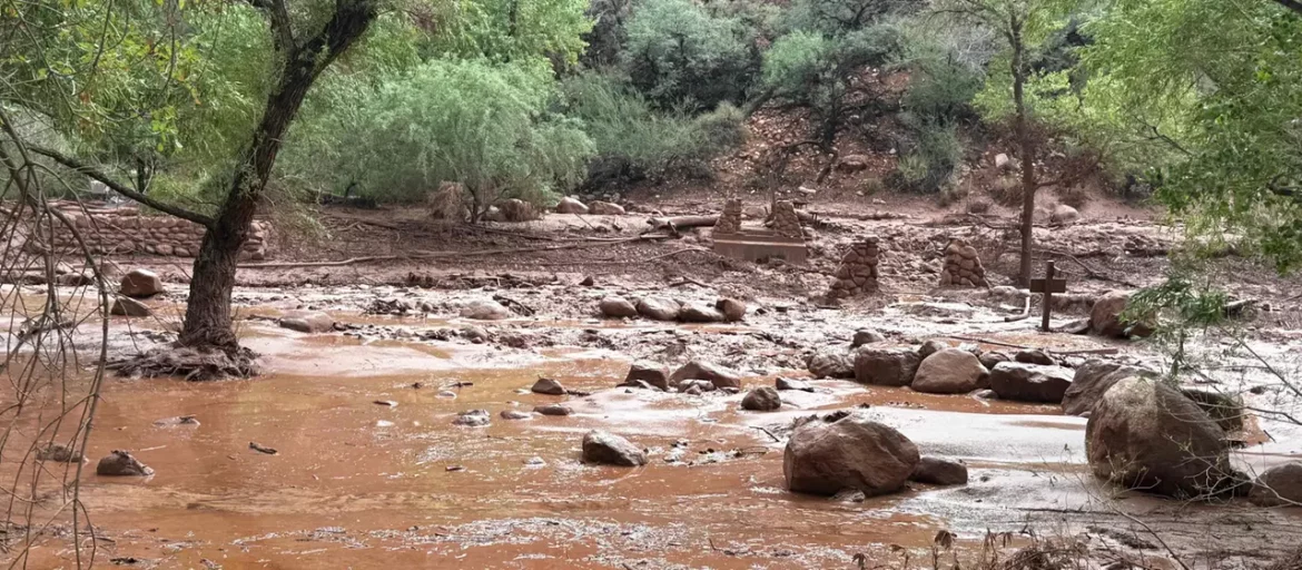 Zwei Tote nach einer Sturzflut im Grand Canyon: Rund 15 Menschen werden vermisst, 62 wurden evakuiert. Brücken und Wasserleitungen sind zerstört.