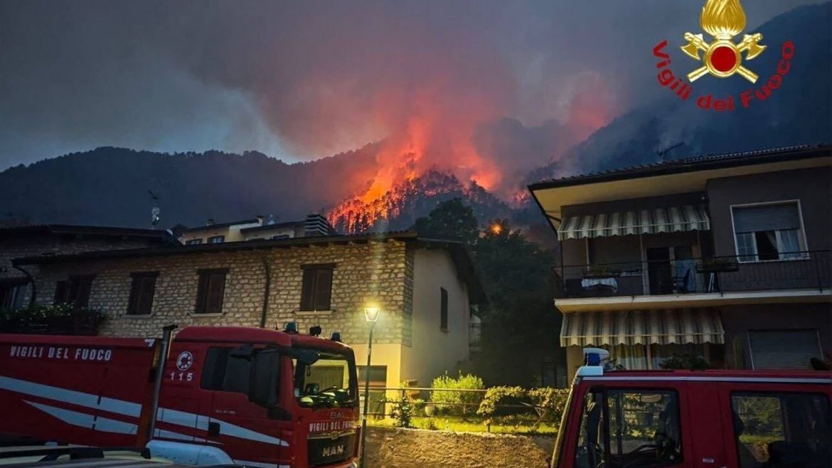 Waldbrand am Gardasee: Rund 200 Menschen wurden in Tignale evakuiert. Wind, Hitze und Trockenheit erschweren weiterhin die Löscharbeiten.