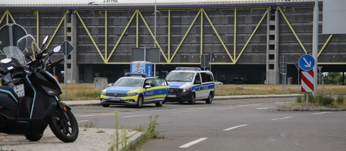 Drohne mit Sprengstoff nahe ukrainischen Flugzeugen am Flughafen Leipzig entdeckt. Die Polizei ermittelt wegen möglicher Sabotage am Frachtzentrum.