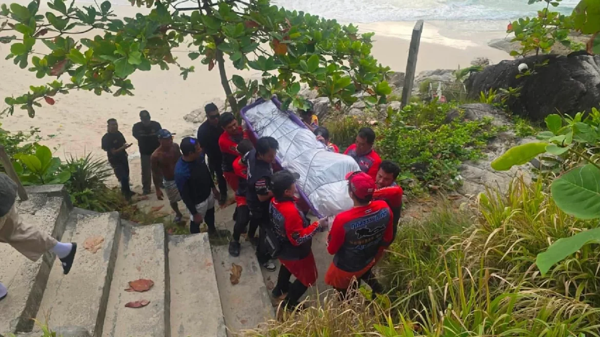 30-jähriger deutscher Tourist stirbt auf Phuket: Eine starke Strömung zog ihn am Freedom Beach ins Meer. Seine Begleiterin wurde gerettet, seine Leiche später gefunden.