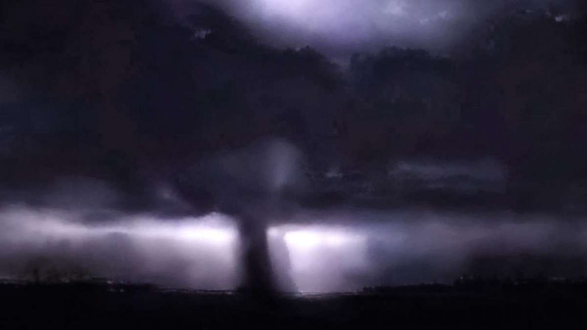 Schwere Unwetter in Thüringen fordern ein Todesopfer. Häuser, Straßen und Stromnetze wurden beschädigt, bei Arnstadt wird ein möglicher Tornado untersucht.