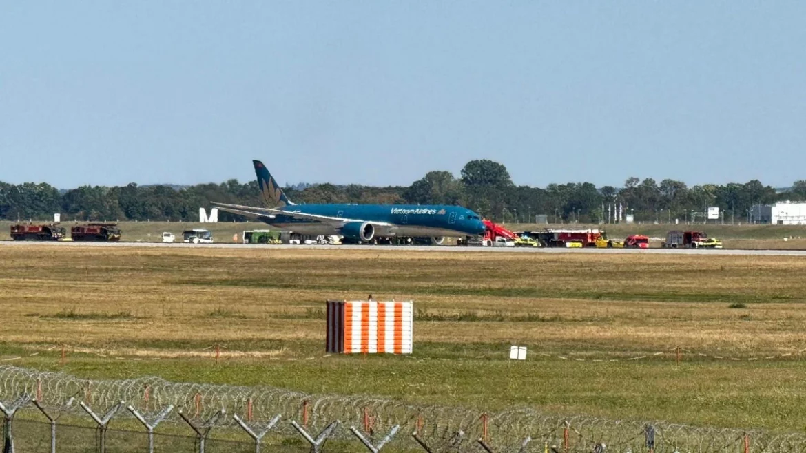 Boeing 787 von Vietnam Airlines hebt in München extrem spät ab, meldet technische Probleme und kehrt zurück. Die Startbahn wird gesperrt.