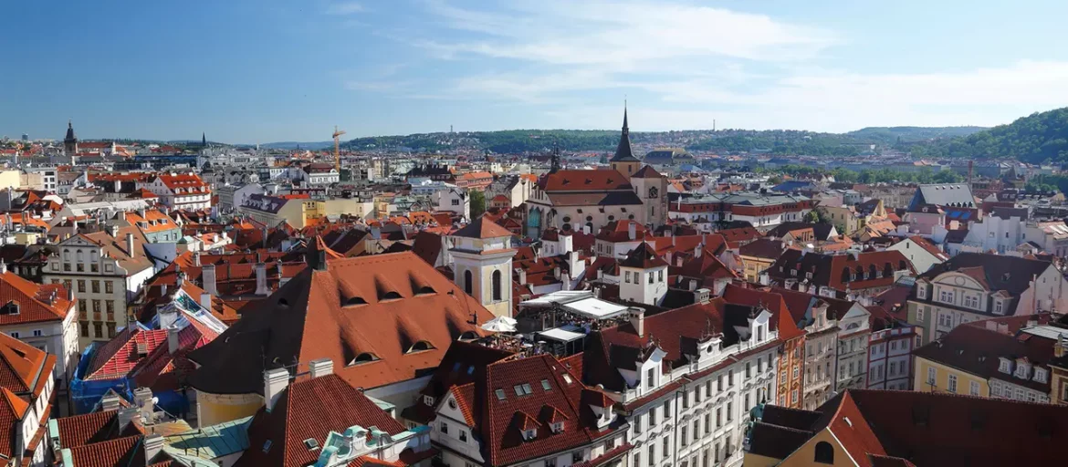 Prag leidet unter Hitze bis fast 40 Grad. Die Stadt pflanzt Bäume und zeigt Wasserstellen, doch ein einheitlicher Hitzeaktionsplan fehlt weiterhin.