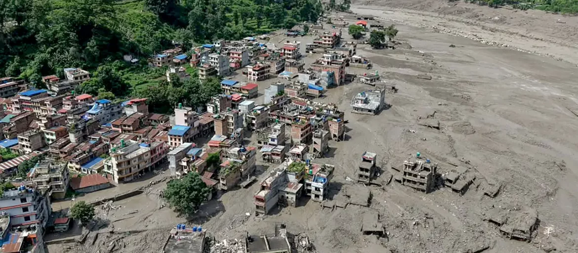 Bei einer Sturzflut in Nepal sterben mindestens 157 Menschen. Hunderte werden vermisst, ganze Dörfer, Straßen und Brücken wurden zerstört.