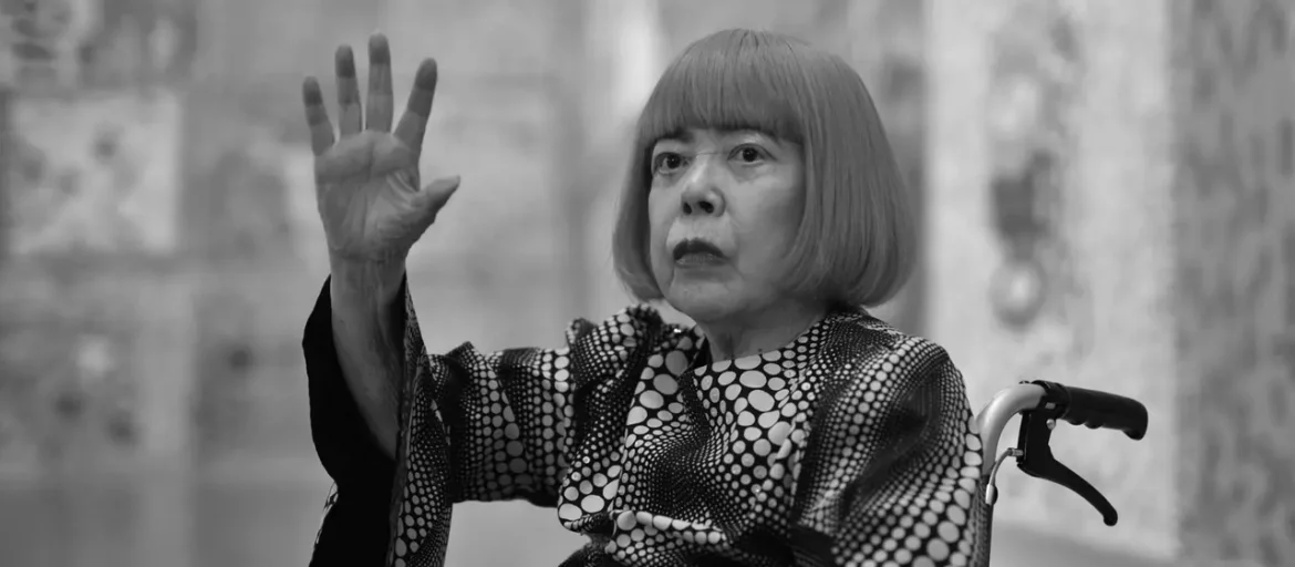 Die japanische Künstlerin Yayoi Kusama ist mit 97 Jahren in Tokio gestorben. Berühmt wurde sie mit Spiegelräumen, Kürbissen und gepunkteten Werken.