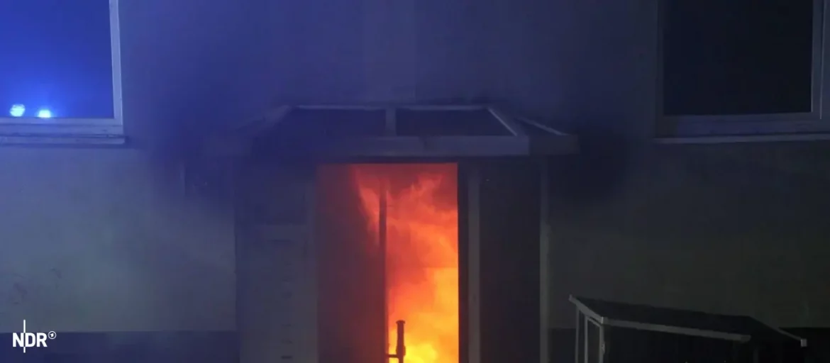 Nach Bränden in zwei Mehrfamilienhäusern in Parchim wurden rund 90 Bewohner evakuiert. 25 Menschen wurden verletzt. Die Polizei vermutet Brandstiftung.