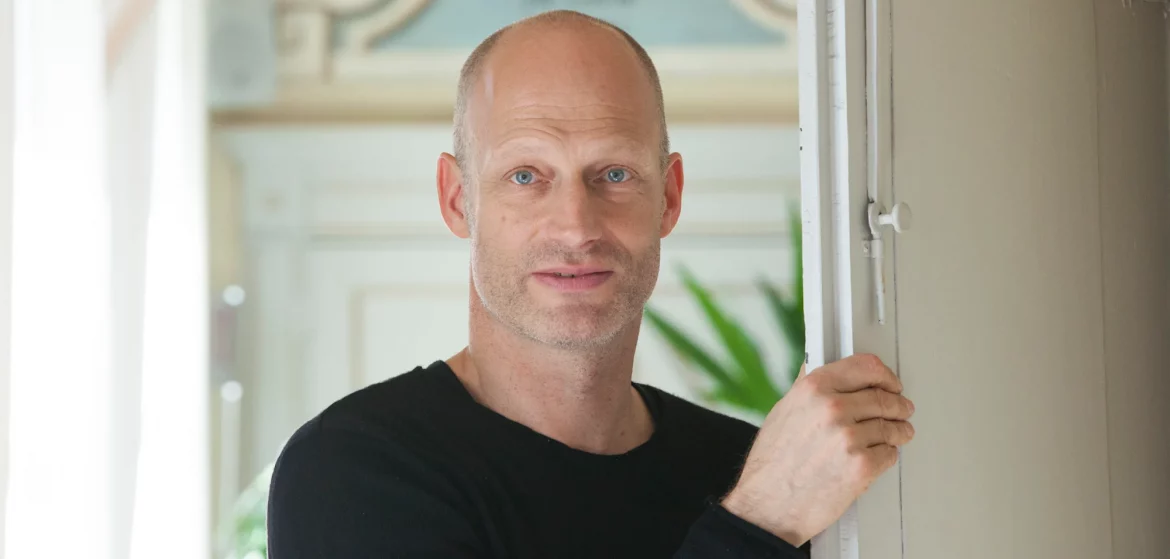 Joachim Meyerhoff bricht die Proben für „König Ubu“ am Burgtheater aus gesundheitlichen Gründen ab. Das Theater hat seine Rolle neu besetzt.