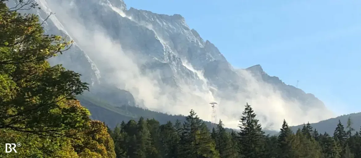 Massiver Felssturz an der Zugspitze am 23. September 2026: Eine riesige Staubwolke entstand. Keine Verletzten, die Bergbahnen fahren weiter.