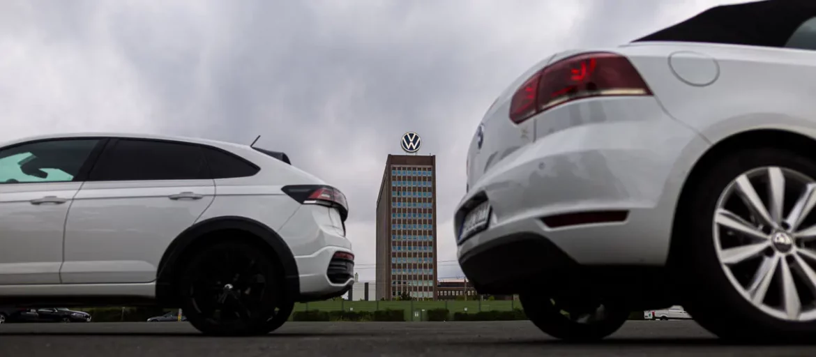 Volkswagen ruft Millionen Autos wegen möglicher Korrosion an der Lenkung zurück. Welche Modelle von VW, Audi und Seat betroffen sind und was Halter tun müssen.