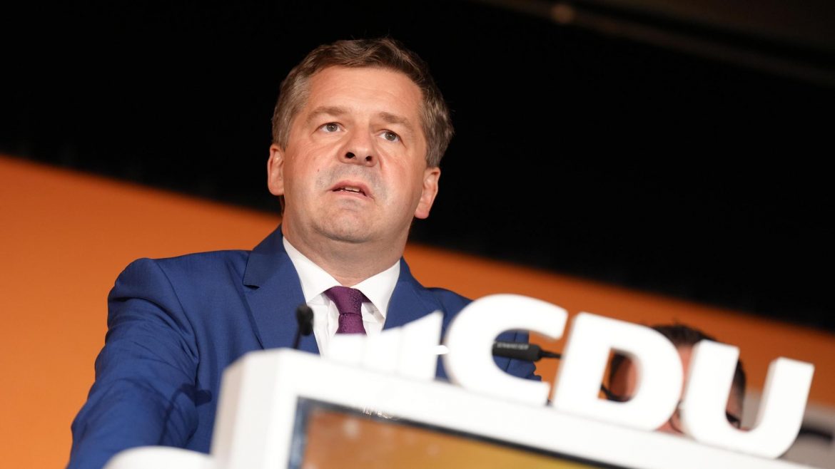 AfD gewinnt die Wahl in Sachsen-Anhalt. Schulze räumt die CDU-Niederlage ein, während das BSW über Mehrheit und Regierungsbildung entscheiden könnte.