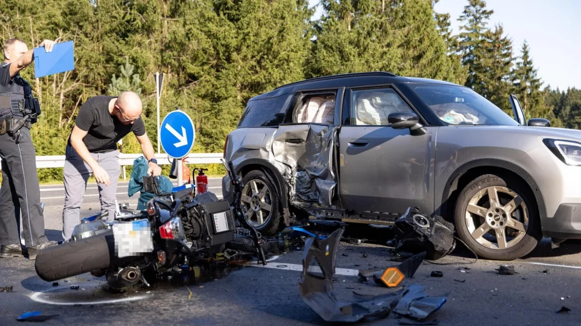 Bei Oberhof kollidierten ein Auto und ein Motorrad. Der Biker wurde schwer verletzt und mit einem Rettungshubschrauber in eine Klinik gebracht.