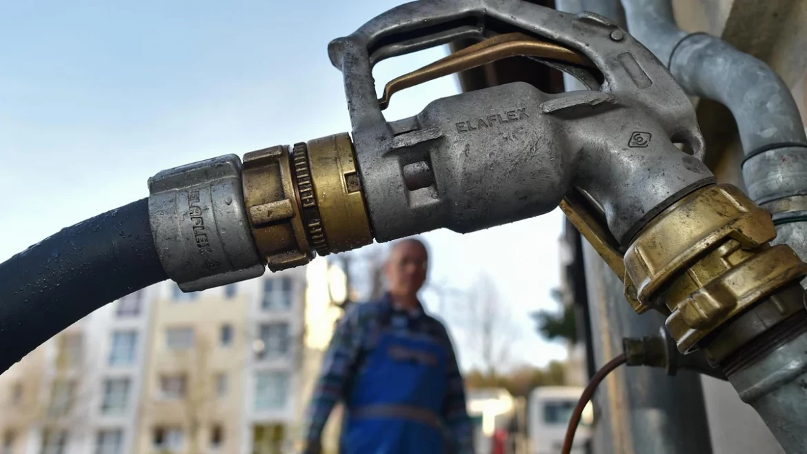 Heizöl bleibt in Deutschland teuer. Die Prognose für 2026 hängt von Rohöl, Raffinerien, Gasölversorgung, Geopolitik und dem CO₂-Preis ab.
