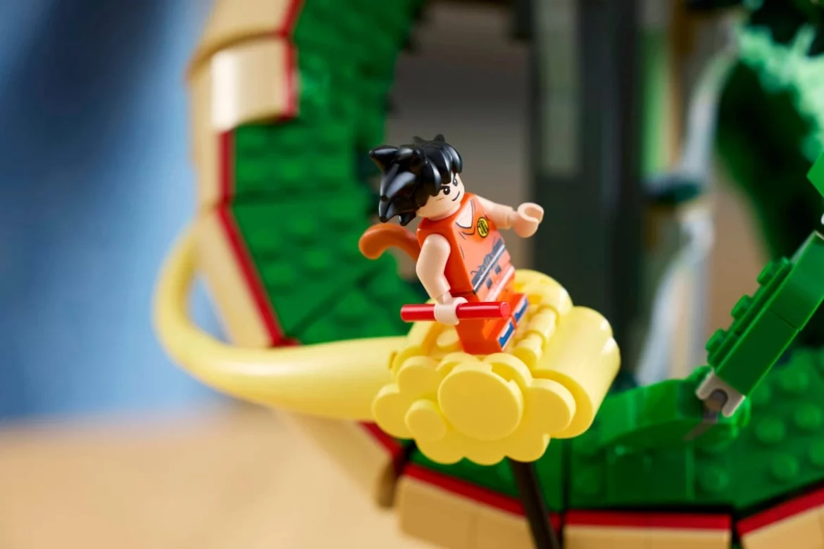 LEGO zeigt das erste Dragon-Ball-Set mit Shenlong, Son Goku und sieben Dragon Balls. Das Modell mit 1.764 Teilen erscheint am 4. November für 179,99 Dollar.